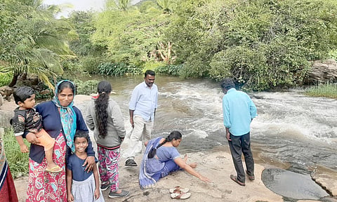 பொம்மிடி அருகே ஆனைமடுவில் குவிந்துள்ள பொதுமக்கள்.