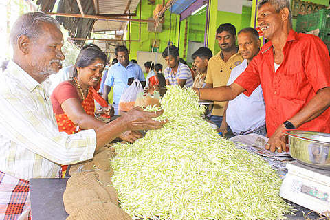 சந்திப்பு பூ மார்க்கெட்டில் பிச்சிப்பூ விற்பனைக்காக குவித்து வைக்கப்பட்டிருக்கும் காட்சி.