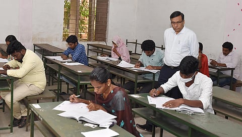சேலம் அரசு கல்லூரியில் இன்று டி.என்.பி.எஸ்.சி. குரூப்-1 தேர்வுகள் நடைபெற்றன. தேர்வினை கலெக்டர் கார்மேகம் பார்வையிட்டு ஆய்வு செய்த காட்சி.&nbsp;