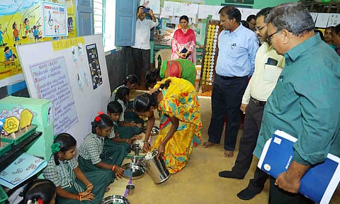 முதலமைச்சரின் காலை உணவுத் திட்டம் குறித்து ஆய்வு  செய்யப்பட்ட காட்சி.