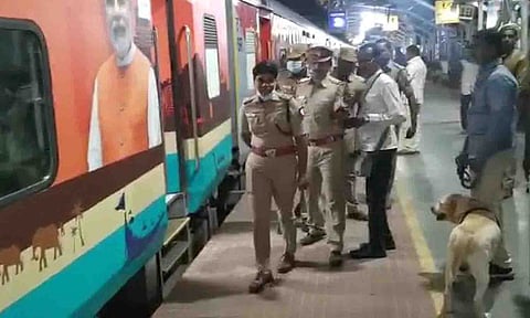 திருப்பூர் ரெயில் நிலையத்தில் போலீசார் சோதனையில் ஈடுபட்ட காட்சி.&nbsp;