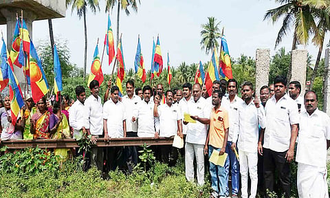 குடியாத்தம் கூட நகரில் ெரயில்வே மேம்பாலம் கட்ட வலியுறுத்தி பா.ம.க. ஆர்ப்பாட்டம்