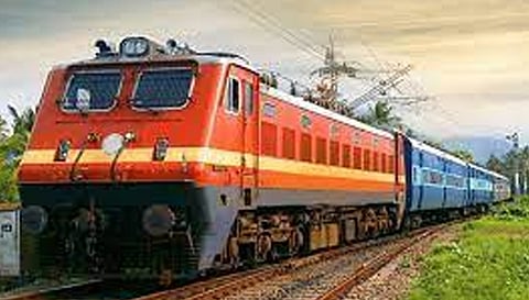 காசி தமிழ் சங்கமம் நிகழ்ச்சிக்கு  சேலத்தில் இருந்து  51 பேர் பயணம்