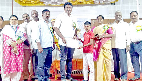 வெற்றி பெற்ற மாணவர்களுக்கு தஞ்சாவூர் மாநகராட்சி மேயர் சண்.ராமநாதன் பரிசு வழங்கினார்.