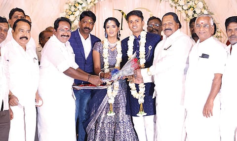 மணமக்களை முன்னாள் அமைச்சர் செல்லூர் ராஜூ, அ.தி.மு.க. அவைத்தலைவர் தமிழ்மகன் உசேன் மற்றும் முக்கிய நிர்வாகிகள் வாழ்த்தினர்.&nbsp;&nbsp;