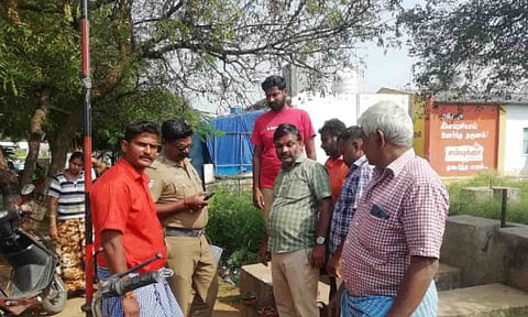சேதப்படுத்தப்பட்ட கொடிக்கம்பத்தை படத்தில் காணலாம்.&nbsp;