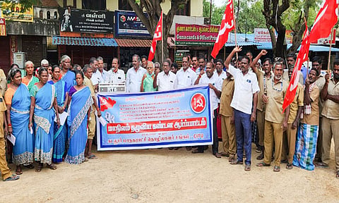 கடலூர் தலைமை தபால் நிலையம் அருகில் மாநகராட்சி தொழிலாளர் சங்கம் சார்பில் ஆர்ப்பாட்டம் நடந்தது.