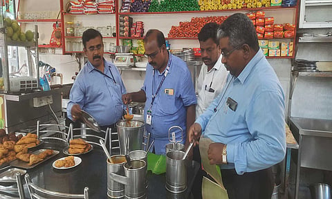 உணவு பாதுகாப்பு அதிகாரிகள் சோதனை நடத்திய போது எடுத்த படம்&nbsp;