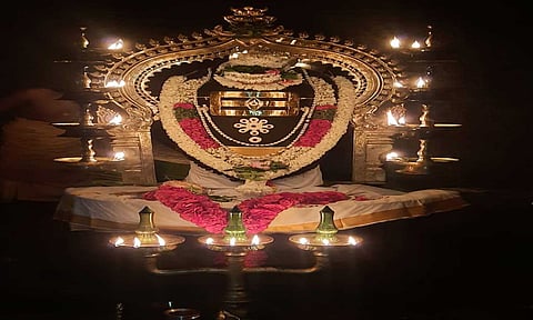 குகநாதீஸ்வரருக்கு சிறப்பு அலங்காரம் செய்யப்பட்டிருப்பதை படத்தில் காணலாம்&nbsp;