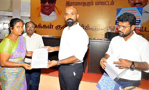 பணி காலத்தில் இறந்த பணியாளர் வாரிசுக்கு பணி நியமன ஆணையை கலெக்டர் ஜானிடாம் வர்கீஸ் வழங்கினார்.&nbsp;