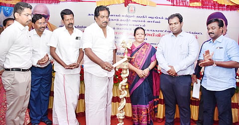 மதுரையில் நடந்த&nbsp; நிகழ்ச்சியில் அமைச்சர் மூர்த்தி குத்துவிளக்கு ஏற்றினார்.