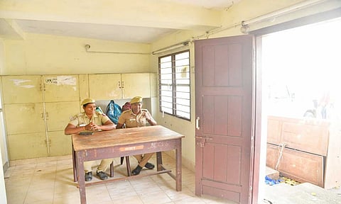 தனி அறையில் அமர்ந்திருக்கும் பெண் போலீசார்.