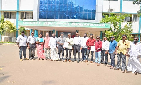 குமரி மாவட்ட நாம் தமிழர் ஒருங்கிணைந்த தொழிற்சங்கத்தினர் இன்று மாவட்ட கலெக்டர் அலுவலகத்தில் மனு அளித்தபோது எடுத்த படம்&nbsp;