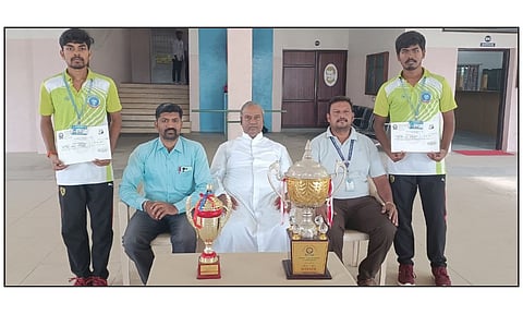 வெற்றி பெற்ற மாணவர்களை படத்தில் காணலாம்.