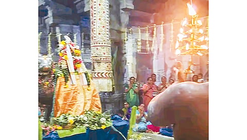 புனிதநீர் நிறைந்த மகா கடத்திற்கு ஆராதனை செய்யப்பட்டது.