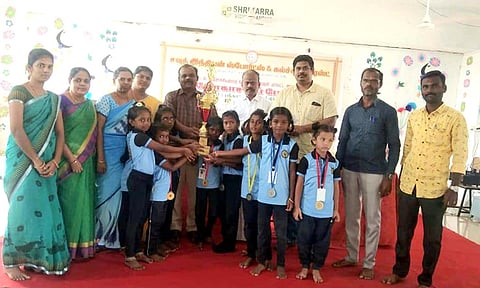 வெற்றி பெற்ற மாணவ, மாணவிகளுக்கு பரிசுகோப்பை வழங்கப்பட்ட காட்சி.
