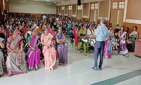திறன் மேம்பாட்டு பயிற்சி குறித்த விழிப்புணர்வு கூட்டம் நடைபெற்ற காட்சி.&nbsp;