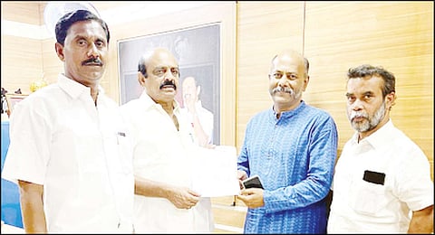 திருப்பூர் தொழில்துறை சார்பில் வால்ரஸ் நிறுவனத் தலைவர் ஜிபிஎஸ் டேவிட், செல்வராஜ் எம்.எல்.ஏ.வை நேரில் சந்தித்து மனு கொடுத்த போது எடுத்த படம்.
