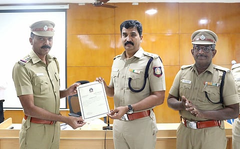 தூத்துக்குடி  தென்பாகம் இன்ஸ்பெக்டர் ராஜாராமுக்கு போலீஸ் சூப்பிரண்டு பாலாஜி சரவணன் பாராட்டு சான்றிதழ் வழங்கிய காட்சி.