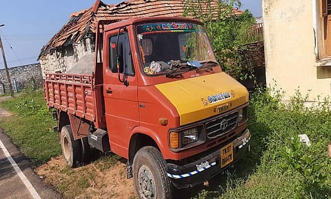 மணவாளக்குறிச்சியில் எம் சாண்ட் கடத்திய டெம்போவை படத்தில் காணலாம்.
