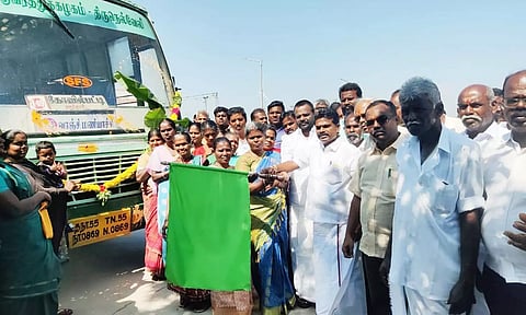 புதிய வழித்தடத்தில் பஸ் சேவையை சண்முகையா  எம்.எல்.ஏ  கொடியசைத்து தொடங்கி வைத்த காட்சி.