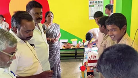 முத்தம்பட்டி அரசு நடுநிலைப்பள்ளி கலைத்திருவிழாவில், கைவினைப் பொருட்கள் கண்காட்சியை ஊராட்சி மன்ற நிர்வாகிகள் பார்வையிட்ட காட்சி.