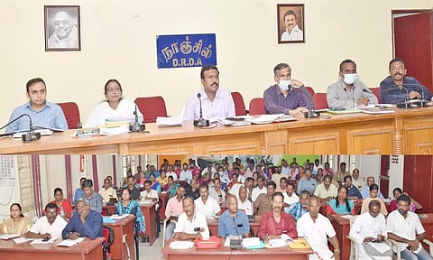மீனவர் குறை தீர்க்கும் கூட்டத்தில் கலெக்டர் அரவிந்த் பேசியபோது எடுத்த படம்.
