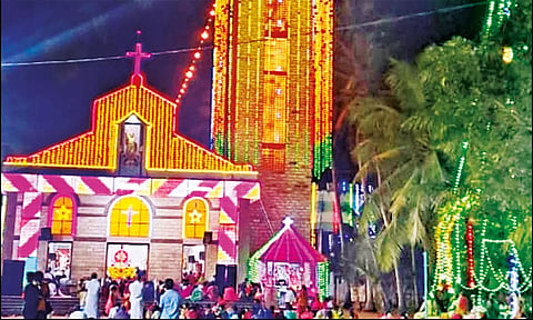 ஆலயம் மின்விளக்குகளால் அலங்கரிக்கப்பட்டு இருந்த காட்சி.