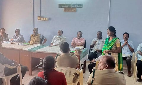 குறைதீர்க்கும் கூட்டத்தில் கலந்து கொண்டவர்களை படத்தில் காணலாம்.