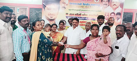 செல்வமகள் சேமிப்பு திட்டத்தின் கீழ் புதிய சேமிப்பு கணக்கை தெற்கு மாவட்ட செயலாளர்  மணிமாறன் தொடங்கி வைத்தபோது எடுத்த படம். அருகில் இளைஞரணி அமைப்பாளர் மதன்குமார், துணை அமைப்பாளர்கள் வி.விமல், சுரேஷ் உள்பட பலர் உள்ளனர்.