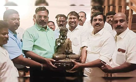 விடுதலை சிறுத்தைகள் கட்சி  தலைவர் திருமாவளவன் முன்னிலையில் ஆர்.ஆர். முத்தையன் கட்சியில் இணைந்த காட்சி.
