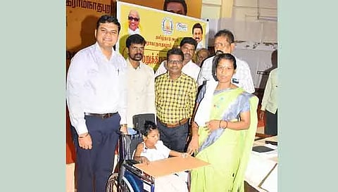 முகாமில் உதவி கலெக்டர் நாராயண சர்மா, மாற்றுத்திறனாளி சிறுமிக்கு சக்கர நாற்காலி வழங்கினார்.&nbsp;