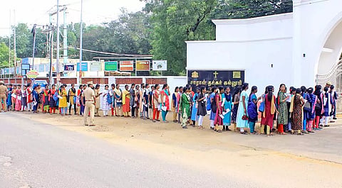 பாளையில் உள்ள ஒரு தேர்வு மையத்தில் நீண்ட வரிசையில் நின்ற தேர்வர்களை படத்தில் காணலாம்.