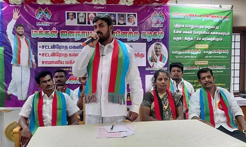 கூட்டத்தில் நிறுவன தலைவர் இப்ராஹிம் பாதுஷா பேசிய போது எடுத்த படம்.

