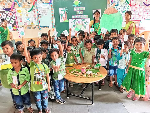 குழந்தைகள்  தேங்காய் போன்ற உடை அணிந்தும், பச்சை வண்ண ஆடை அணிந்து வந்ததை படத்தில் காணலாம்.
