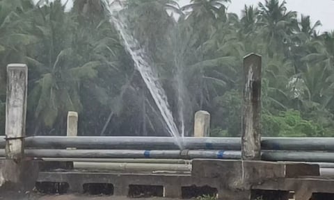 போச்சம்பள்ளி அருகே உள்ள தென்பெண்ணை ஆற்றில் அமைக்கப்பட்ட குடிநீர் குழாய் உடைந்து வீணாகும்  குடி தண்ணீர்.