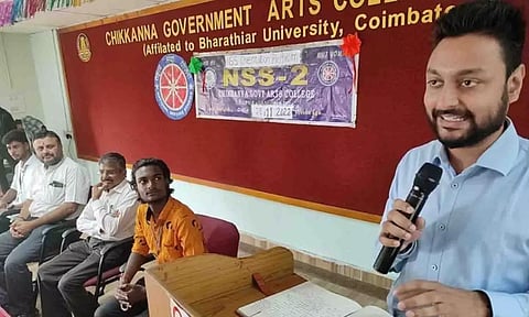 சப்-கலெக்டர்  ஸ்ருதன் ஜெய்நாராயணன் கலந்து கொண்டு சிறப்புரையாற்றிய காட்சி.