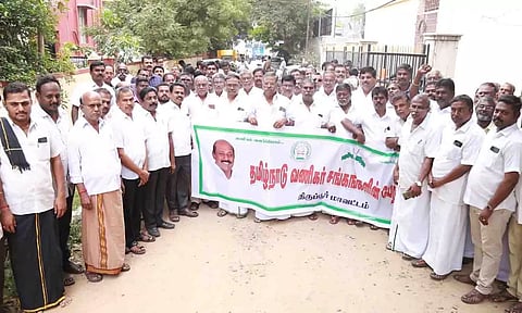 மனு அளிக்க வந்த வணிகர்கள்.&nbsp;