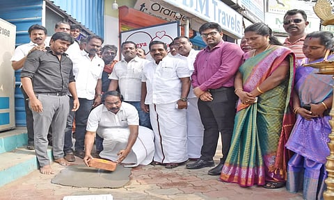 பஸ் நிலைய மேம்பாட்டு பணியை அமைச்சர் மனோ தங்கராஜ் தொடங்கி வைத்த காட்சி.
