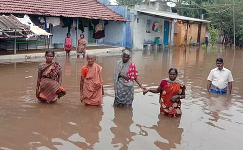 வீடுகளுக்குள் புகுந்த மழைநீரால் பொதுமக்கள்  கடும் அவதி