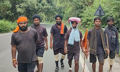 தேனி மாவட்டம் கூடலூர் வழியாக சபரிமலைக்கு பாதயாத்திரையாக செல்லும் அய்யப்ப பக்தர்கள்.