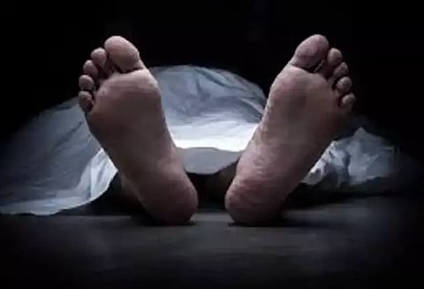 வானூர் அருகே வீட்டுக்குள் பிணமாக கிடந்த கூலி தொழிலாளி