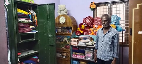 கொள்ளையர்களால் உடைக்கப்பட்ட பீரோவை படத்தில் காணலாம்.&nbsp;
