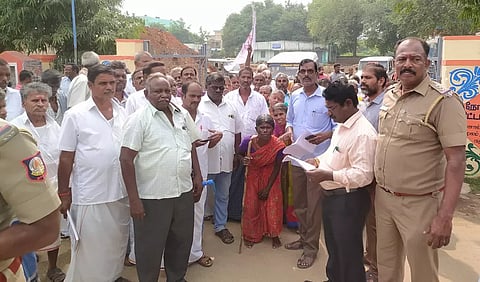 &nbsp;மேல்மலையனூர் ஊராட்சி ஒன்றிய அலுவலகம் முன்பு மாற்றத்திறனாளிகள் காத்திருப்பு போராட்டத்தில் ஈடுபட்டனர்.