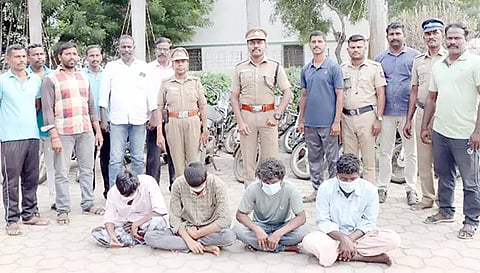 வாகன திருட்டில் ஈடுபட்ட 4 பேரை போலீசார் கைது செய்தனர்.
