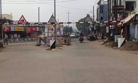 பல்லடம்  கடை வீதியில் வாகன தடுப்பு கம்பி அமைப்பு