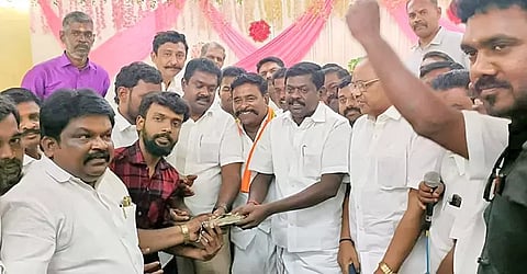 சிலை அமைக்கும் பணிக்கு முதல் தவணையாக மாவட்ட செயலாளர்  சிவபத்மநாதன்  ரூ. 1 லட்சத்து ஆயிரத்தை நிர்வாகிகளிடம் அளித்த காட்சி.