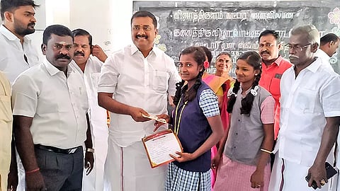 வெற்றி பெற்ற மாணவிக்கு மார்க்கண்டேயன்  எம்.எல்.ஏ. ஊக்கத்தொகையாக ரூ.20 ஆயிரம் வழங்கினார்