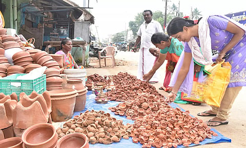 விற்பனைக்கு வந்துள்ள அகல் விளக்குகள்.