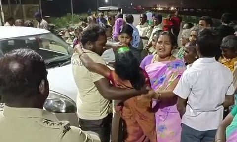 நாட்டறம்பள்ளி அருகே இளம்பெண் மர்மமரணம்- பிணத்துடன் உறவினர்கள் மறியல்
